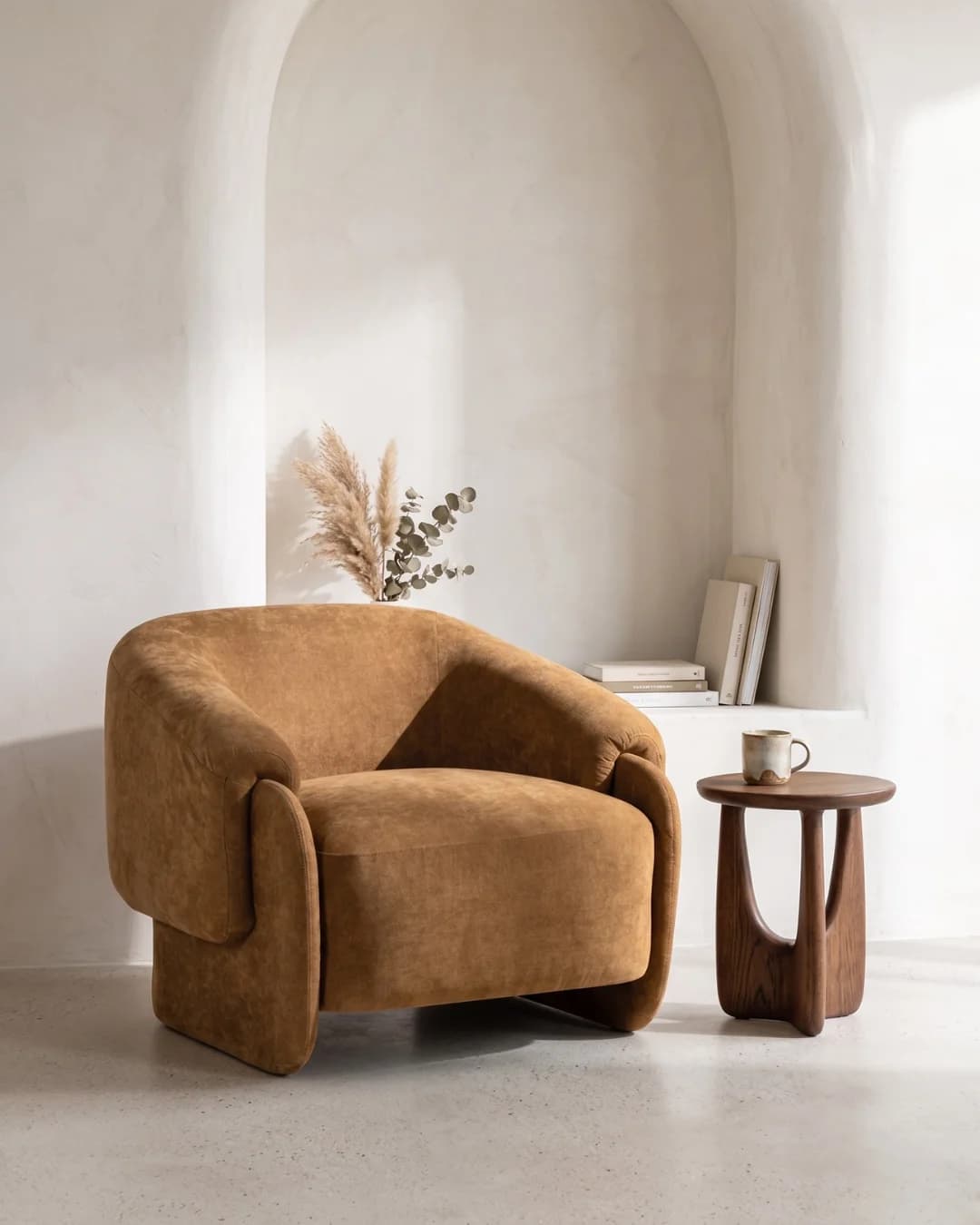 Noah loungestoel in cognac, in een ingericht interieur